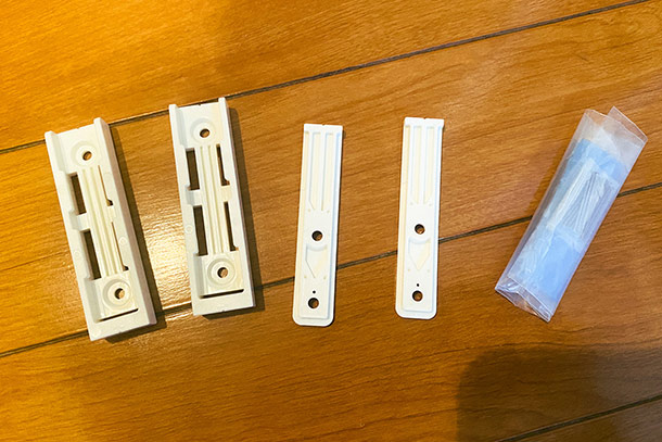 壁側の金具をコインを使ってくぎを打っていきます