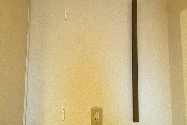 はがしたシールの位置に、ペタッと木材を貼ります。この時、垂直になっているか慎重に貼りましょう