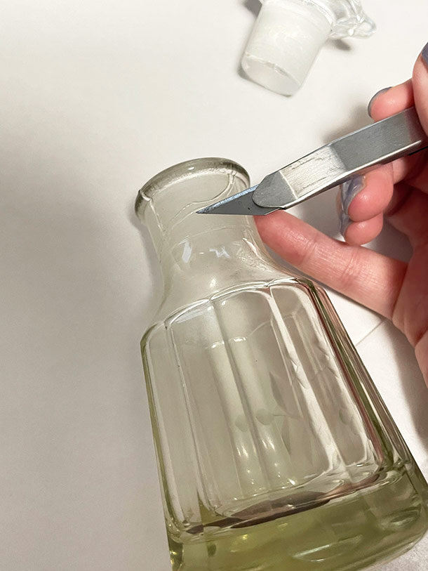 接着剤が乾燥したら、はみ出した接着剤をカッターでカリカリと削っていきます