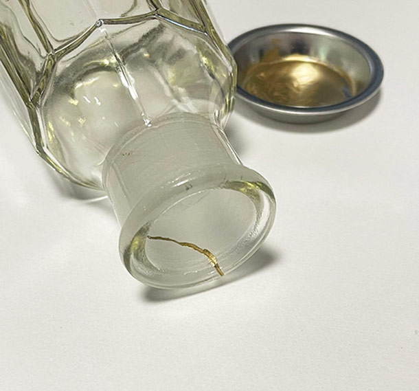 割れた部分をつなげた接着剤の上に細い筆で塗っていきます