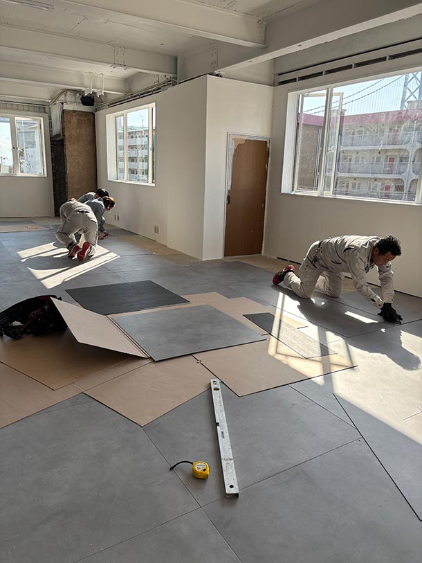 職人さん登場！！すごい速さで貼っていきます