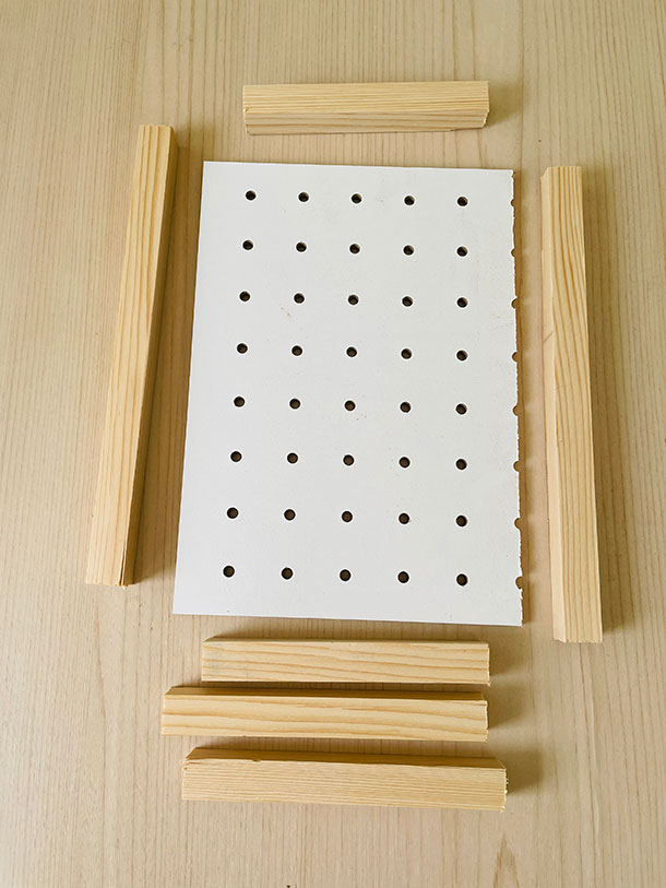 有孔ボードが思ったよりも大きかったので、半分にのこぎりでカット