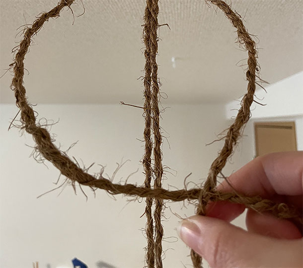 左のロープを芯より手前で横向きに右側へ持って行きます