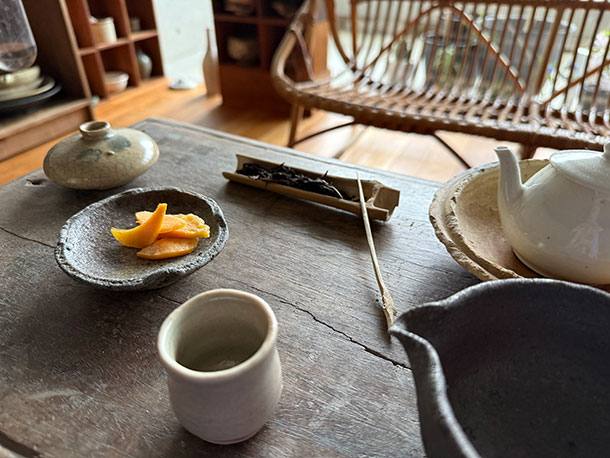 竹素材のものが今回作った茶則と茶通し