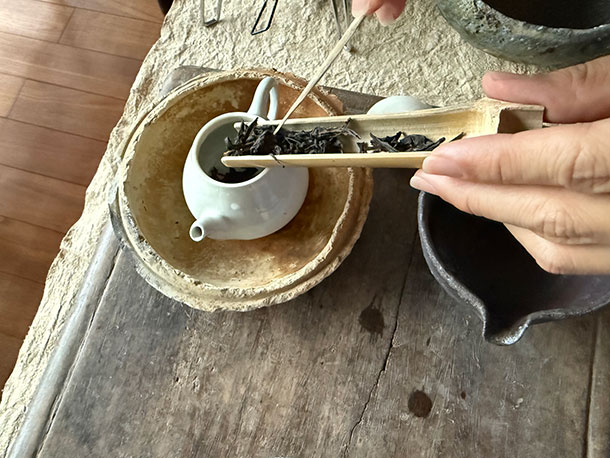 茶通しを使うと、茶葉をスーッと入れていくことができます