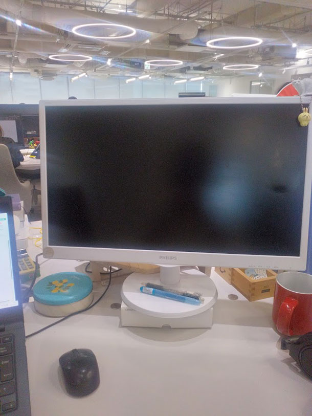こんな感じで携帯のハコの上に置かれ続けてきました