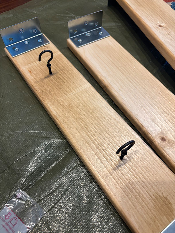 ねじってとりつけられるフックを使用します