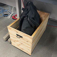 余った材料でデスク下かばん置きを作ってみた。