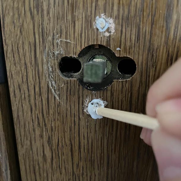 余った割りばしで押し込んだり接着剤をならしたりしています