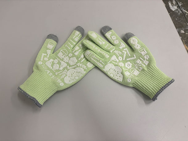 両面に滑り止めがあることで、左右を気にすることなくサッと着用できます