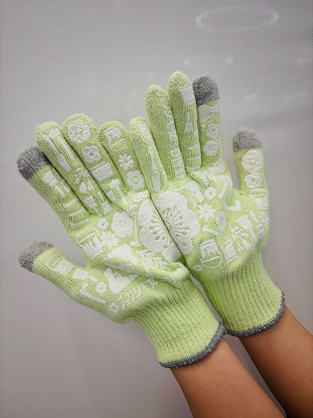 手のひらを上に向けて両手を合わせると、真ん中に大きなお花ができるんです