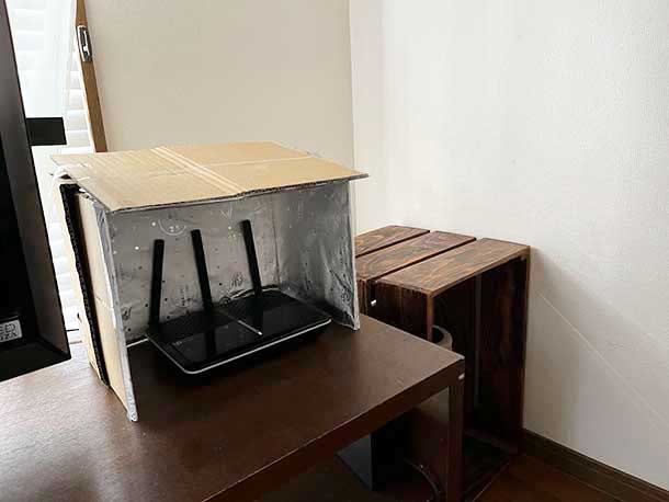 ダンボールで作った箱の内側に、アルミホイルをテープで貼り付けました