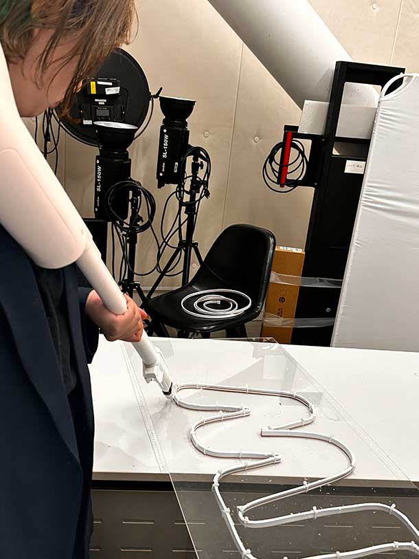 アクリル板に穴をあけたときの粉がアクリル板につきまくっていたので、掃除機で吸い取りました