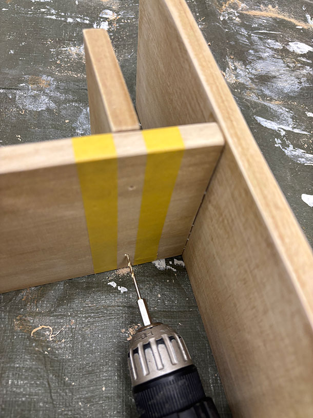 横からビスを打ちます