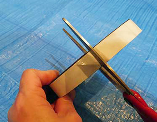 やわらかい磁石でできたマグネットテープを白樺とベニヤ板に貼ります