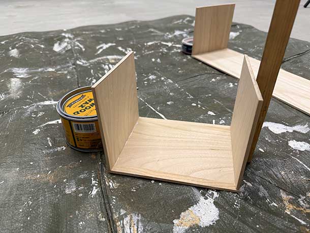 接着剤で天面と側面を貼り合わせます