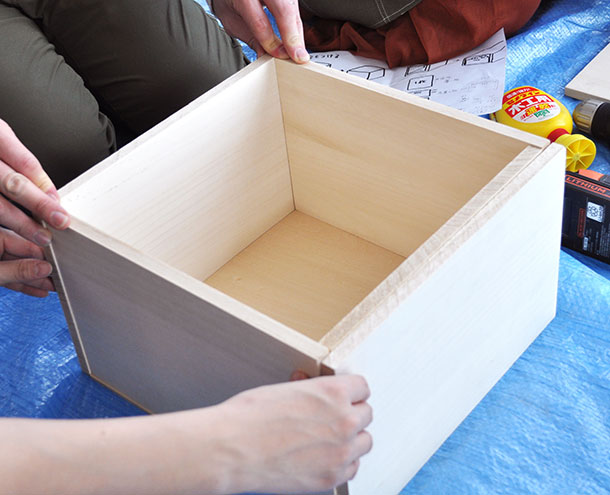 箱の内側からネジを留める工夫をしました