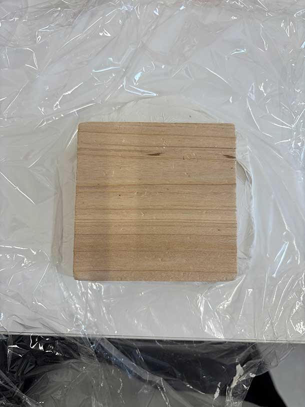 上に木材を置きます