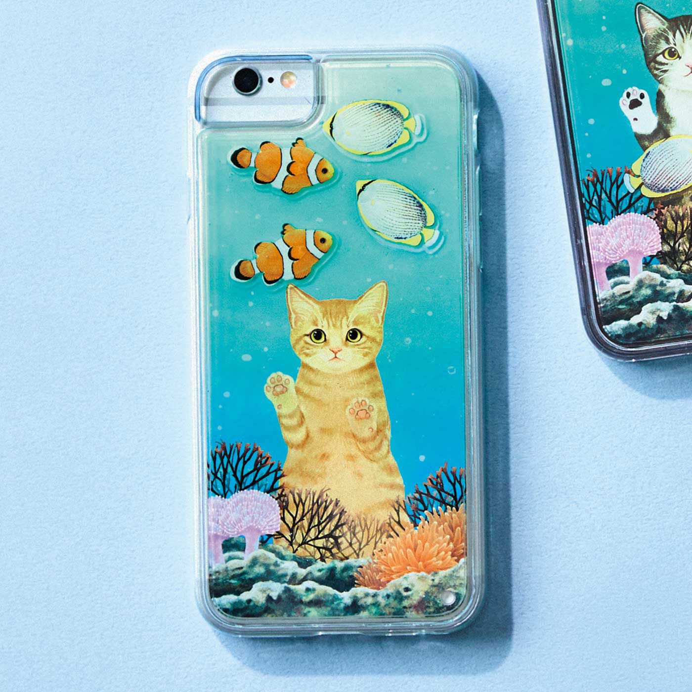 WEB限定お買い得商品|おいしそうだニャー　水槽をのぞく猫のリキッドスマホケース〈茶トラ〉