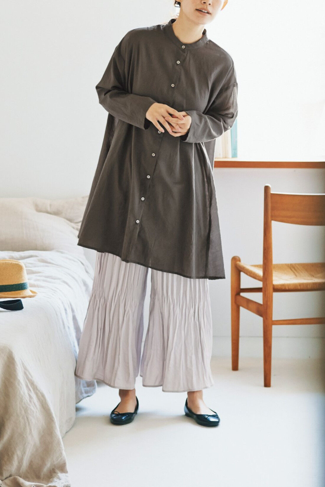 WEB限定お買い得商品|and myera 三角ラインのブラウス〈チャコール〉