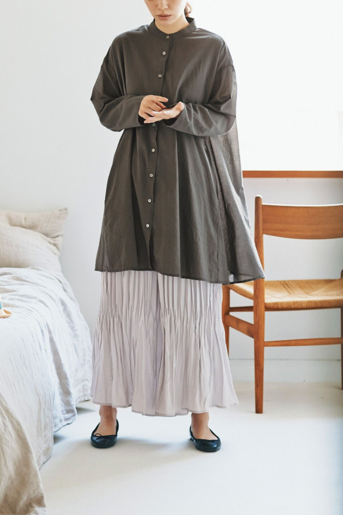 WEB限定お買い得商品|and myera 三角ラインのブラウス〈チャコール〉