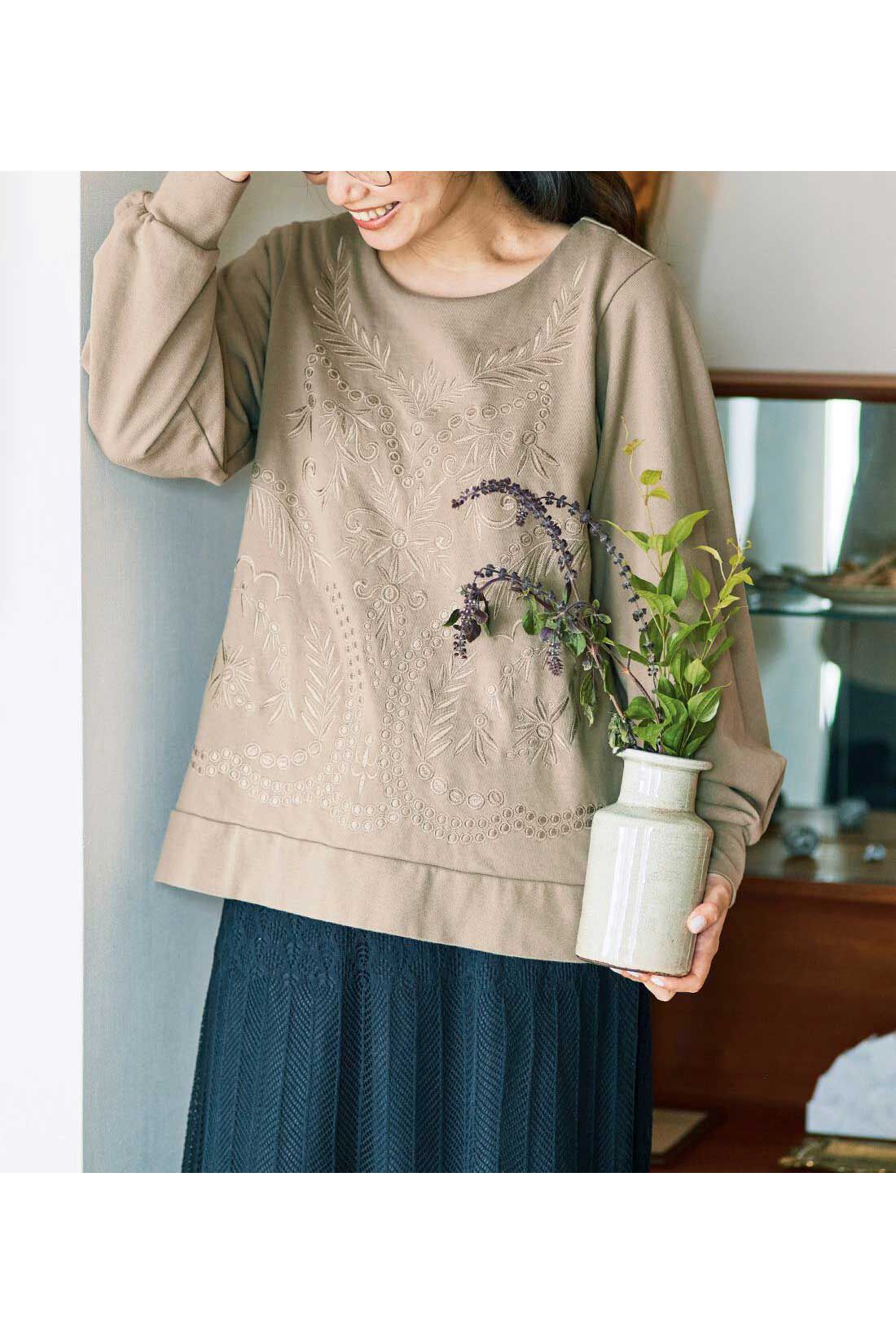 WEB限定お買い得商品|ａｎｄ　ｍｙｅｒａ　刺しゅうで着飾ったトレーナー〈ベージュ〉