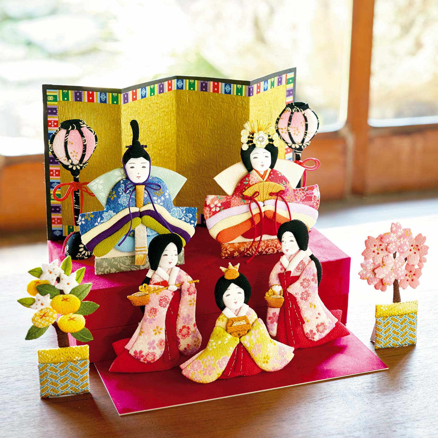 桃の節句を祝う　押し絵のひな飾り