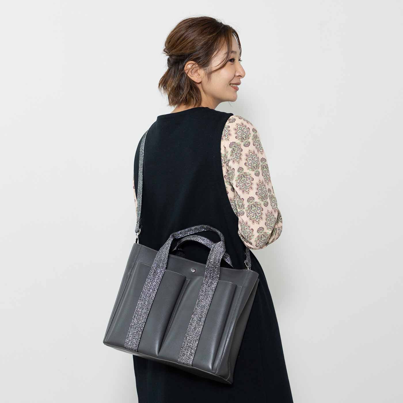 MonthlyBOX|ラミプリュス　荷物を仕切ってすっきり収納 Tトート〈合皮〉|斜めがけもできて、両手が空くのも便利です。