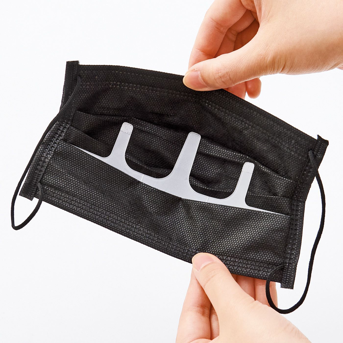 MonthlyBOX|プリーツマスクに差し込むだけで口もとの空間が広がる　不織布マスクインナーフレーム|いつものようにマスクを広げて着用します。