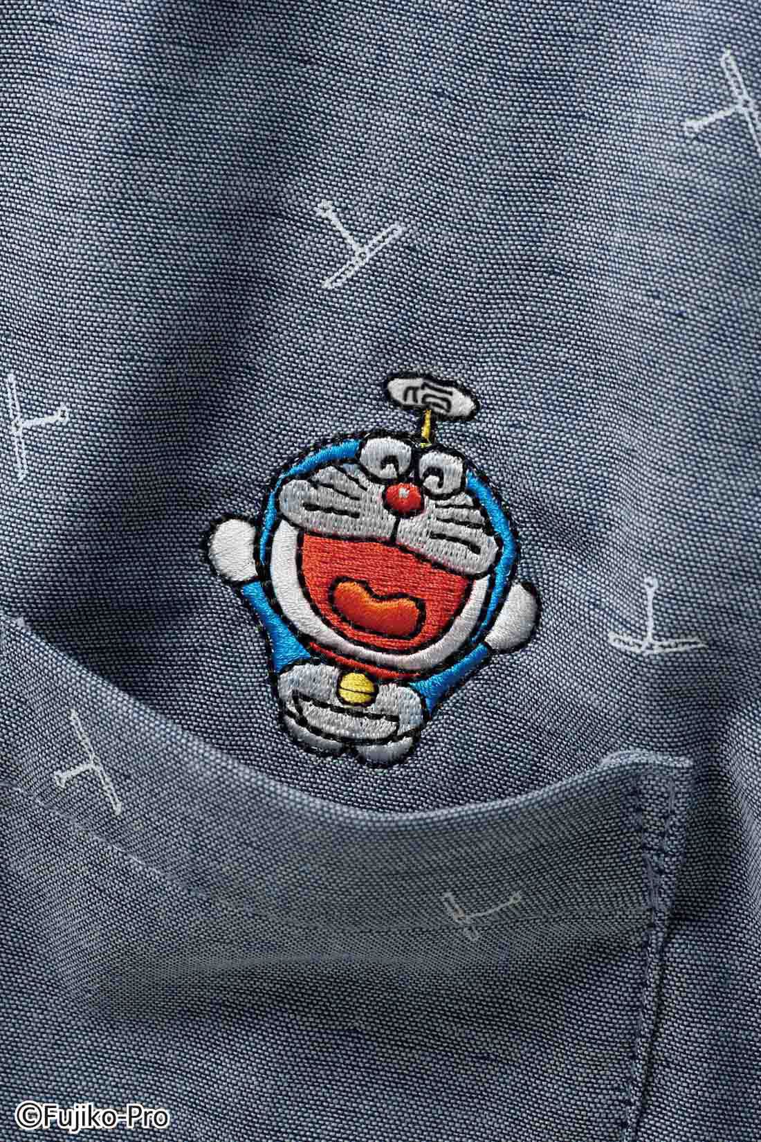 WEB限定お買い得商品|ドラえもん　大人もキュンとする　着心地抜群！レディース伸びシャツ 〈シャンブレー〉|胸ポケットにはこっそり刺しゅうが！