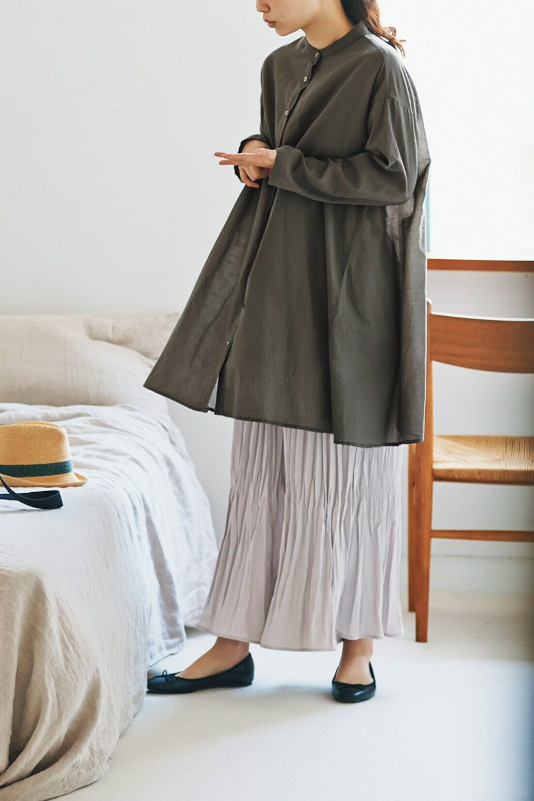 WEB限定お買い得商品|and myera 三角ラインのブラウス〈チャコール〉