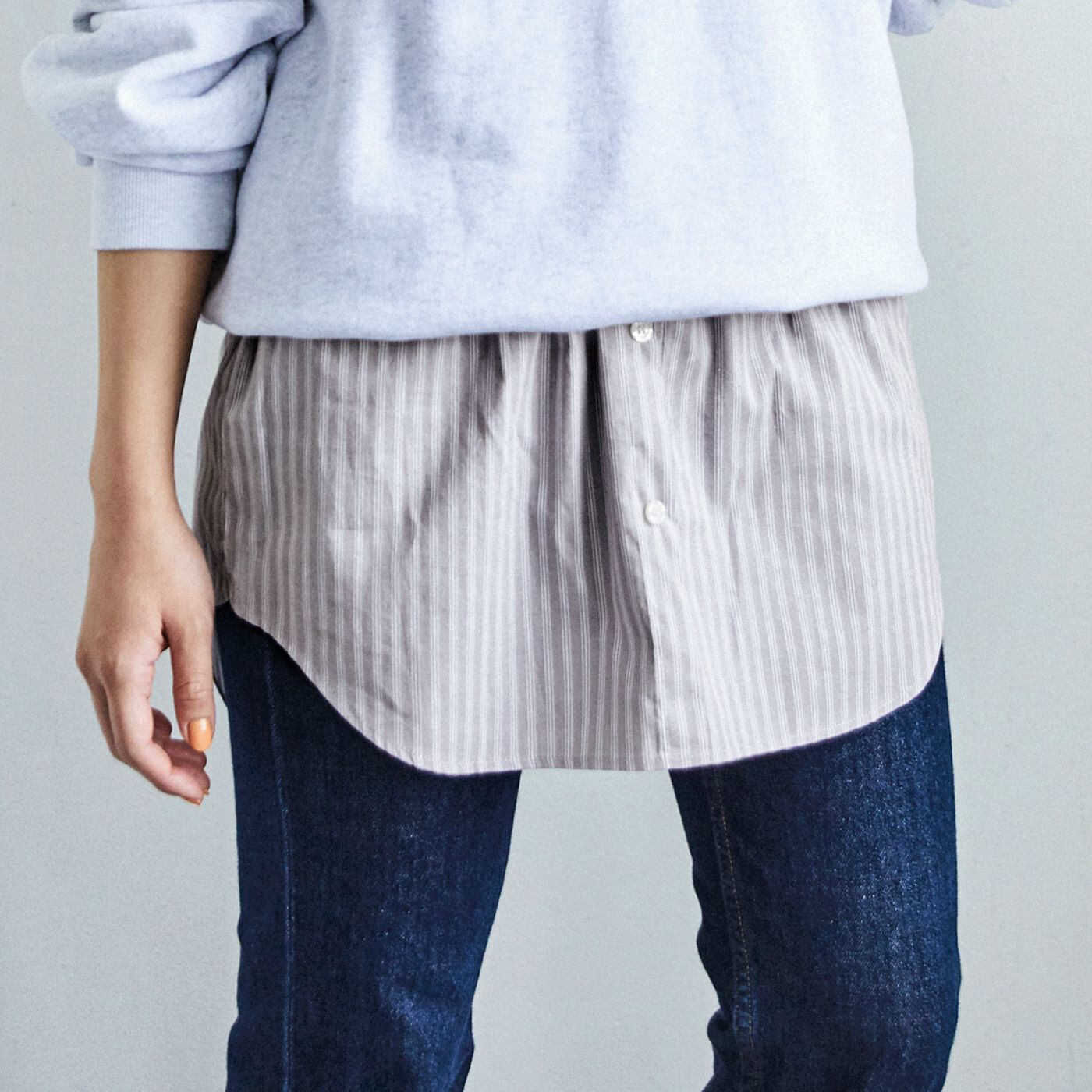 WEB限定お買い得商品|こそっとおしゃれに体形カバー　ストライプ柄でシュッと知的見え 重ね着風付けすそ〈チャコール〉|これは参考画像です。お届けするカラーとは異なります。