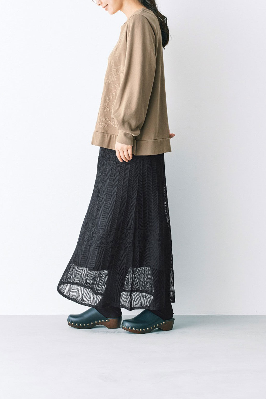 WEB限定お買い得商品|ａｎｄ　ｍｙｅｒａ　刺しゅうで着飾ったトレーナー〈ベージュ〉