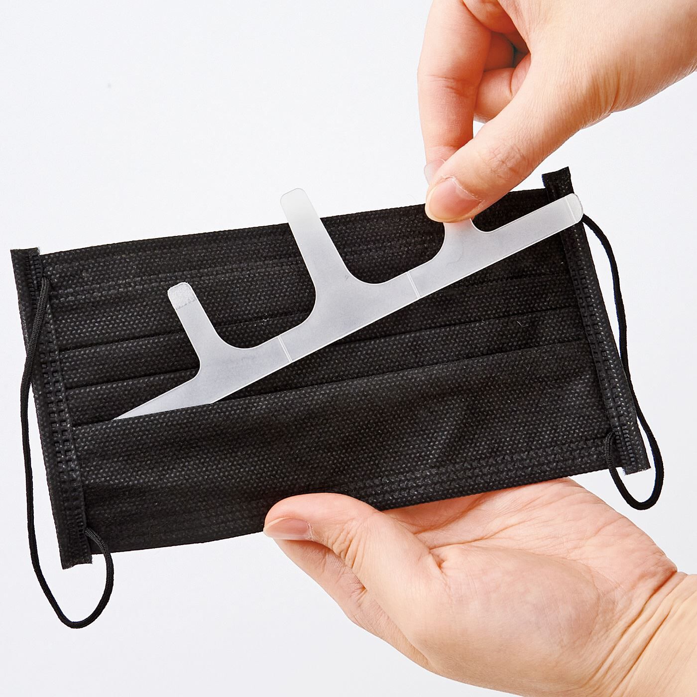 MonthlyBOX|プリーツマスクに差し込むだけで口もとの空間が広がる　不織布マスクインナーフレーム|マスクの一番下のプリーツにフレームを差し込みます。