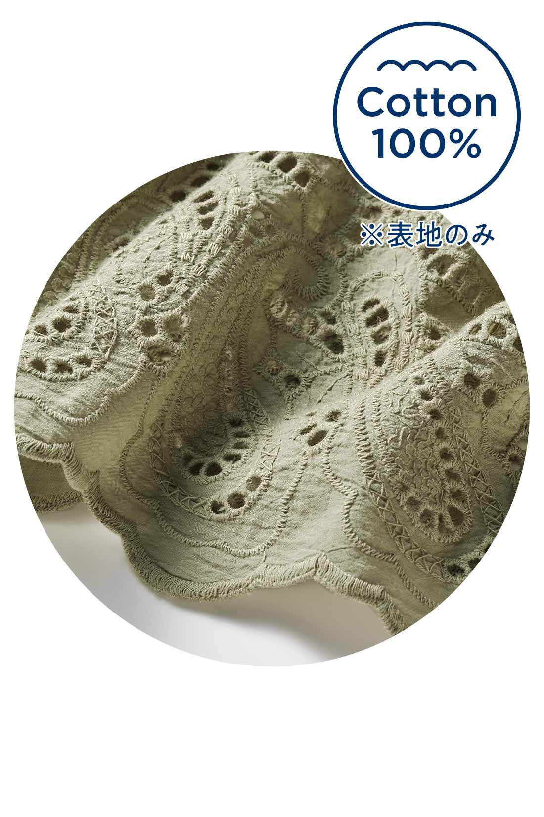 MonthlyBOX|リブ イン コンフォート　くぼっち★とコラボ　コットンレースの華やかティアードスカート〈セージカーキ〉|繊細なレースはコットン100％だから甘さ控えめ。上品で明るいセージカーキとすそのスカラップが大人好み。ひざ下まで裏地付きでほどよい透け感も。