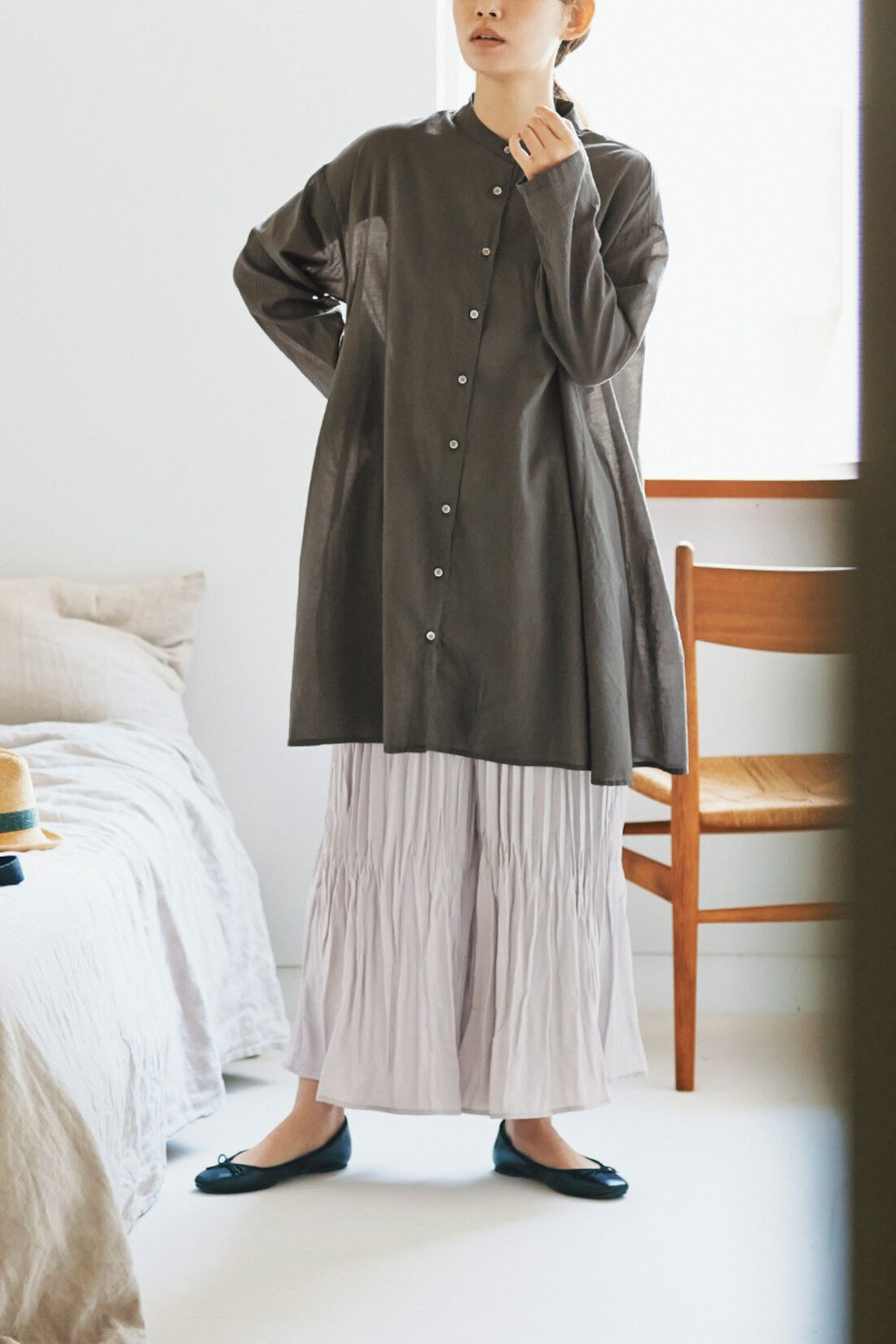 WEB限定お買い得商品|and myera 三角ラインのブラウス〈チャコール〉