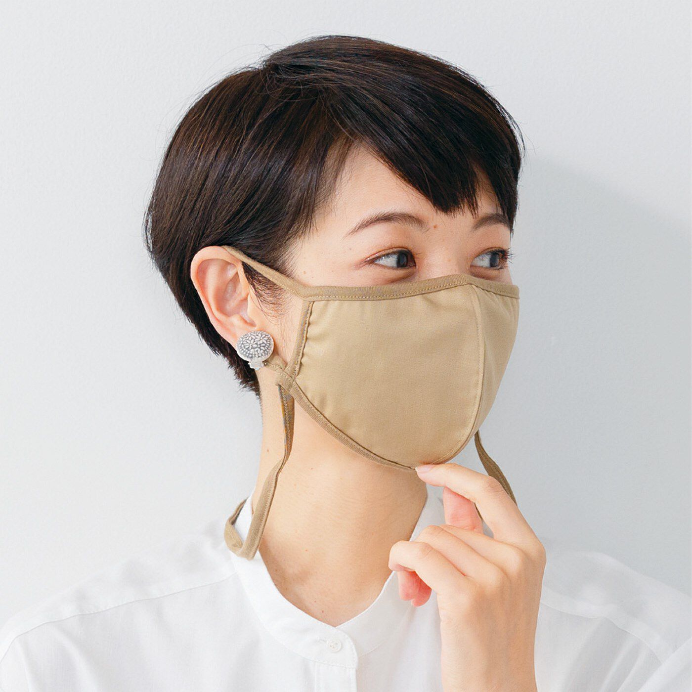 WEB限定お買い得商品|リボン見えの後ろ姿がかわいい　自分好みにゆるめて快適　ストラップ付き抗菌マスク|耳もとから垂れ下がるストラップで顔まわりが華やかに。