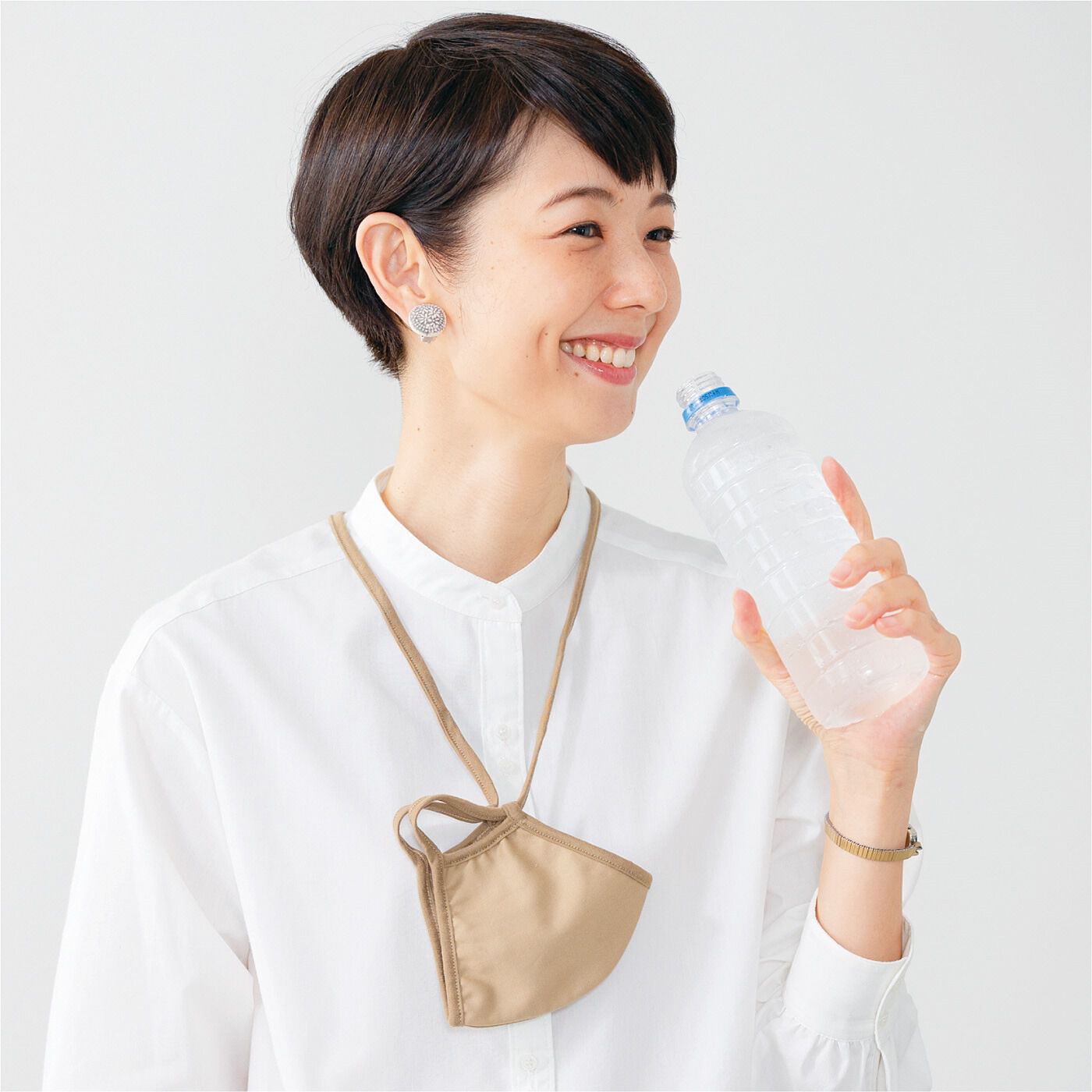 WEB限定お買い得商品|リボン見えの後ろ姿がかわいい　自分好みにゆるめて快適　ストラップ付き抗菌マスク|ランチタイムや飲み物を飲みたい時など、一時的にマスクを外しても首からぶら下げられるので、置き場所に困りません。