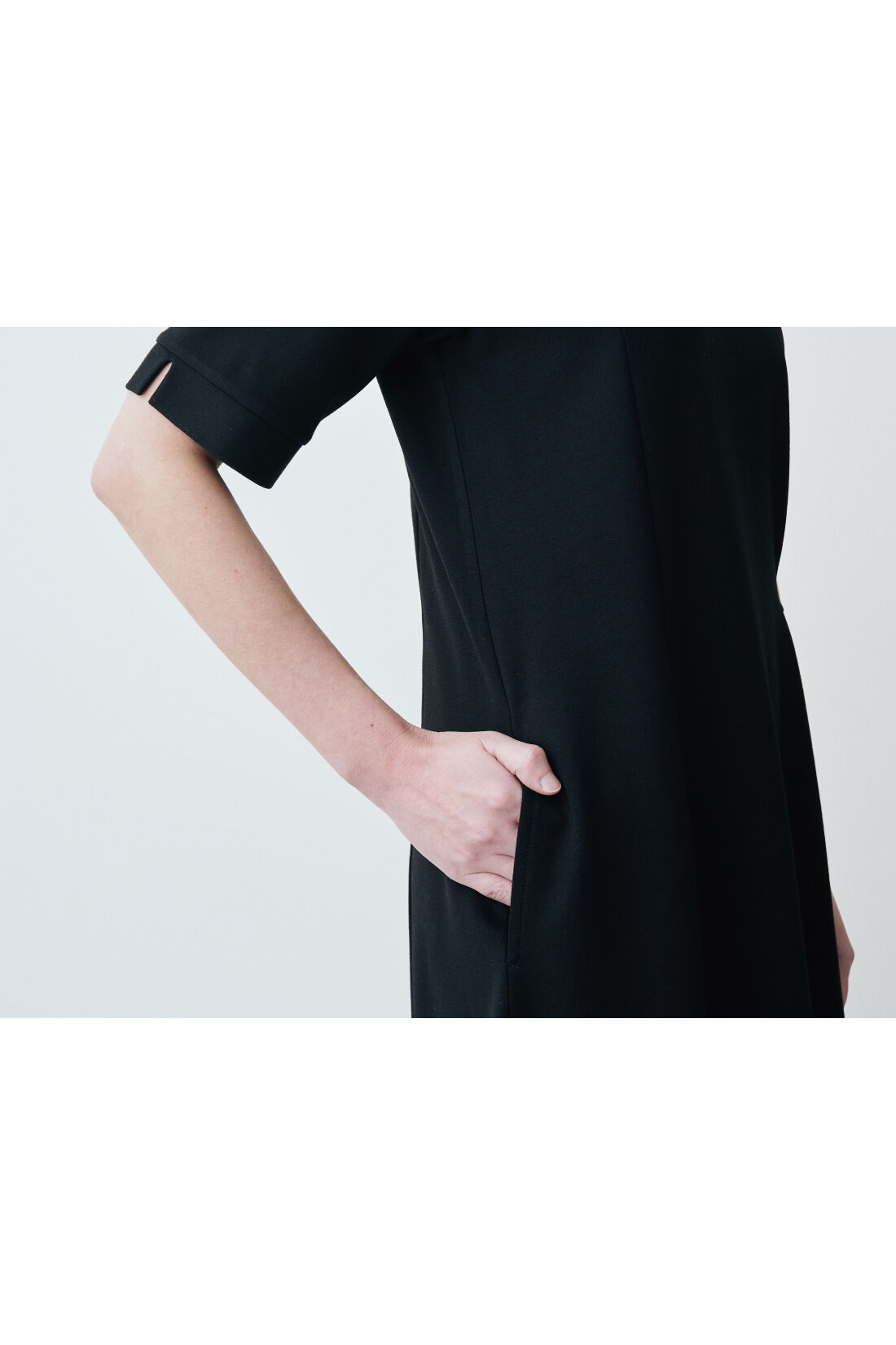 Real Stock|IEDIT[イディット]　こだわり満載7つ星★ 大人の女性をきれいに魅せる「これさえあれば」の頼れるブラックワンピース〈10〉|ちょこっと入れておくのに便利なシームポケット付き。　※お届けするデザインとは異なります。