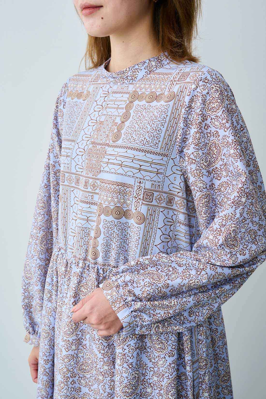 MEDE19F　変形ペイズリープリントのロングワンピース〈パープル〉