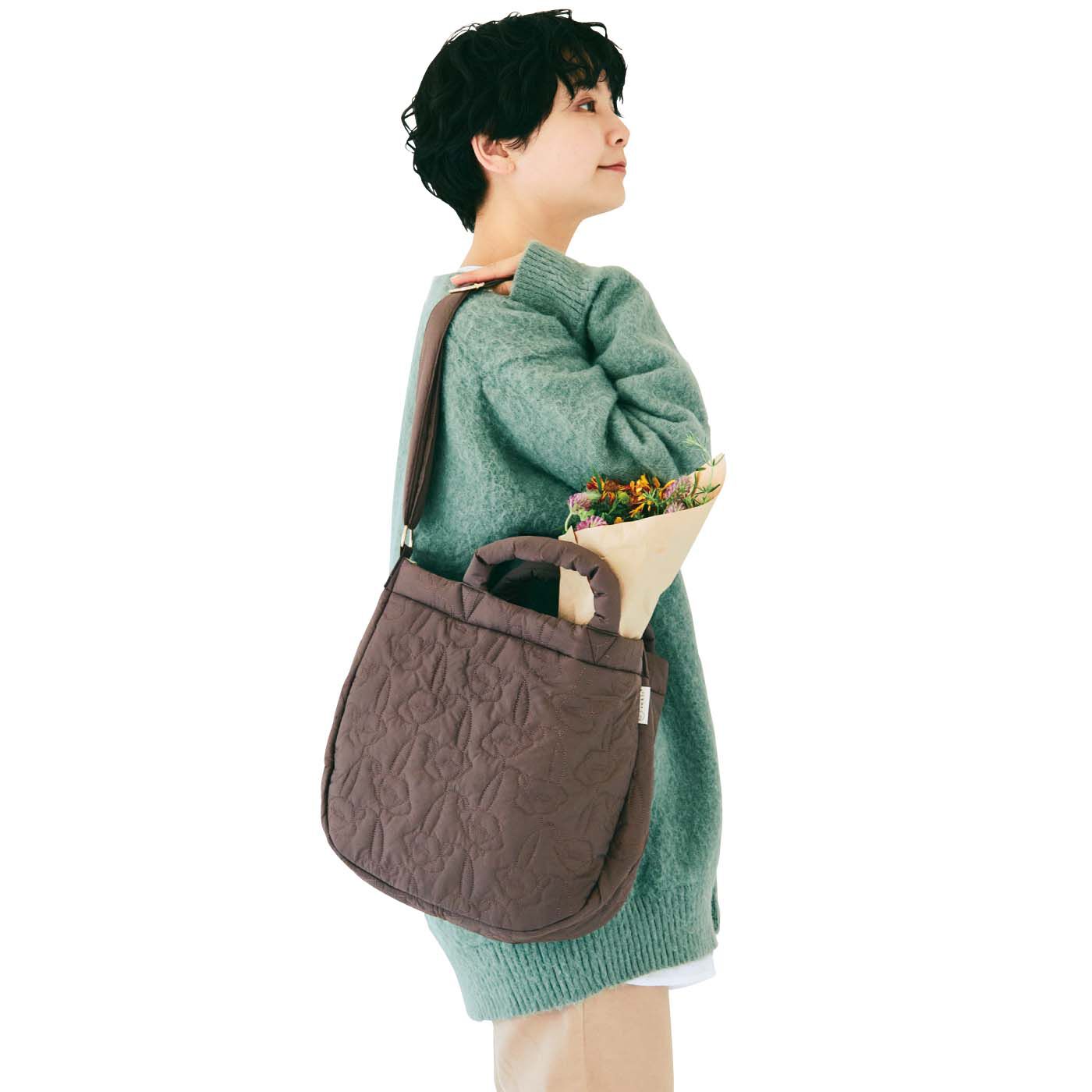 realstock [リアルストック]（Express BOX）|ａｍ＆ｂｅ　ふんわり軽くて足取りはずむ　花咲くキルティングの3-WAYトートバッグ