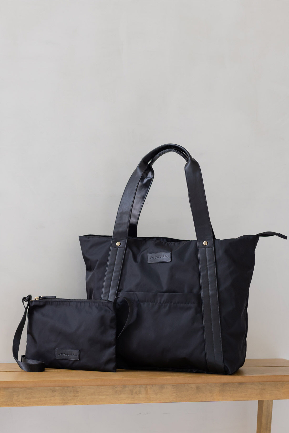 realstock [リアルストック]（Express BOX）|【3～10日でお届け】Moredde　サコッシュ付き　大容量2‐WAYマザーズトートバッグ〈ブラック〉|子どもの荷物がこんなに入ります。
