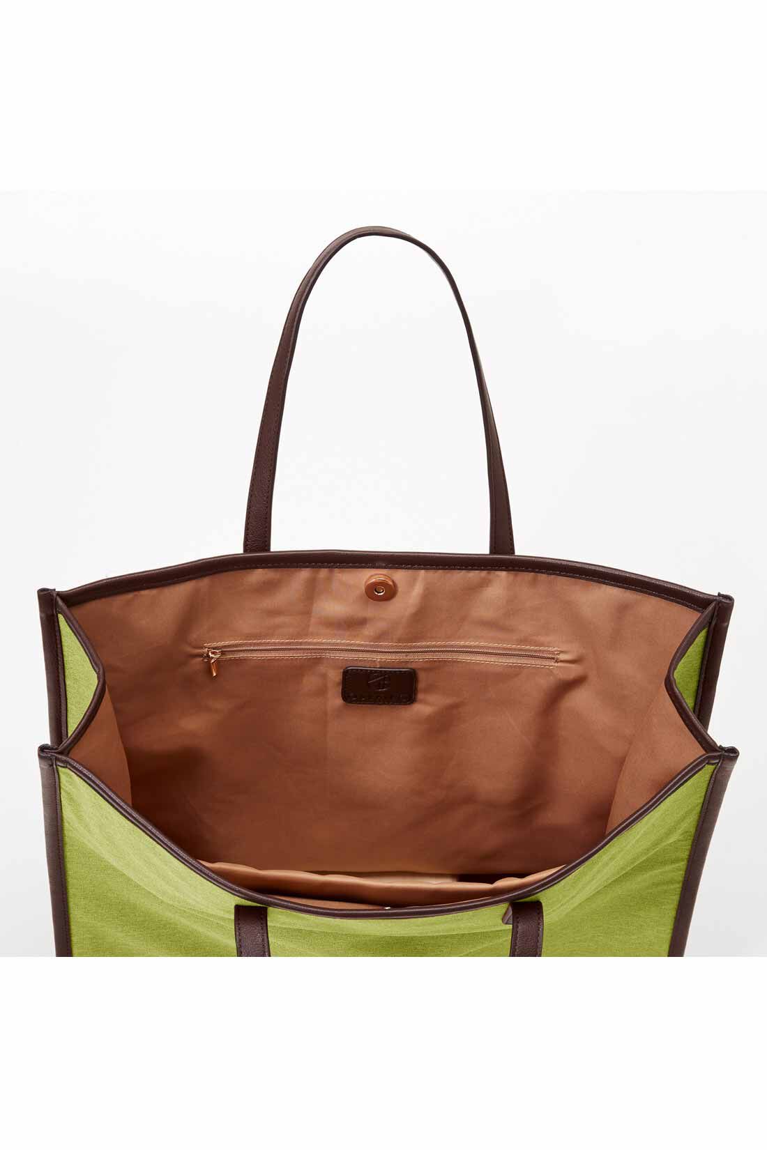 Real Stock|OSYAIRO ジャンボうちわが入るパイピングトートバッグ〈グリーン〉|内側には浅めのファスナーポケットもついています。定期券やスマホなどを入れておけばバッグの中で迷子にならずに安心です。