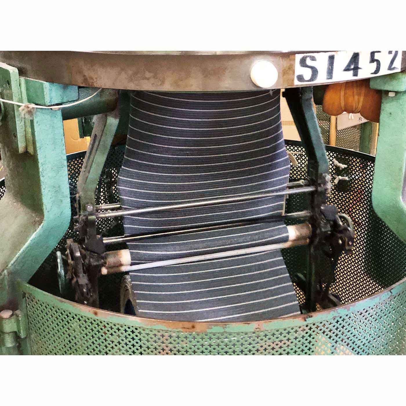 Real Stock|ボーイッシュカラーのパイルピローカバー〈ボーダー〉|丸編みのパイル生地は、編み機の下から出て、巻かれていきます。この丸編み機は1時間で約30mほどしか編めず、1日の生産数には限りがあります。