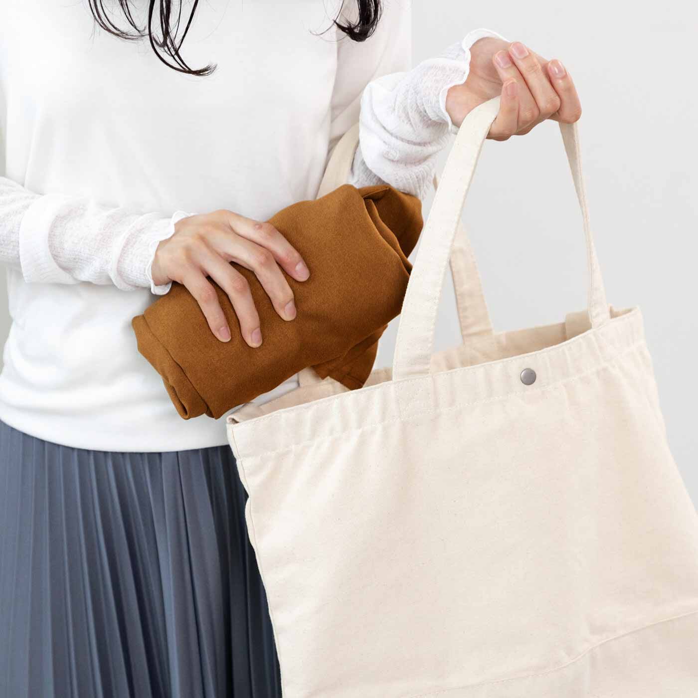 realstock [リアルストック]（Express BOX）|フラウグラット　ロングシーズン活躍♪ しなやか素材で仕立てた ジャケット風カーディガン〈キャメル〉|コンパクトにまとめられるからバッグにぽんっと入れて持ち運びも便利。