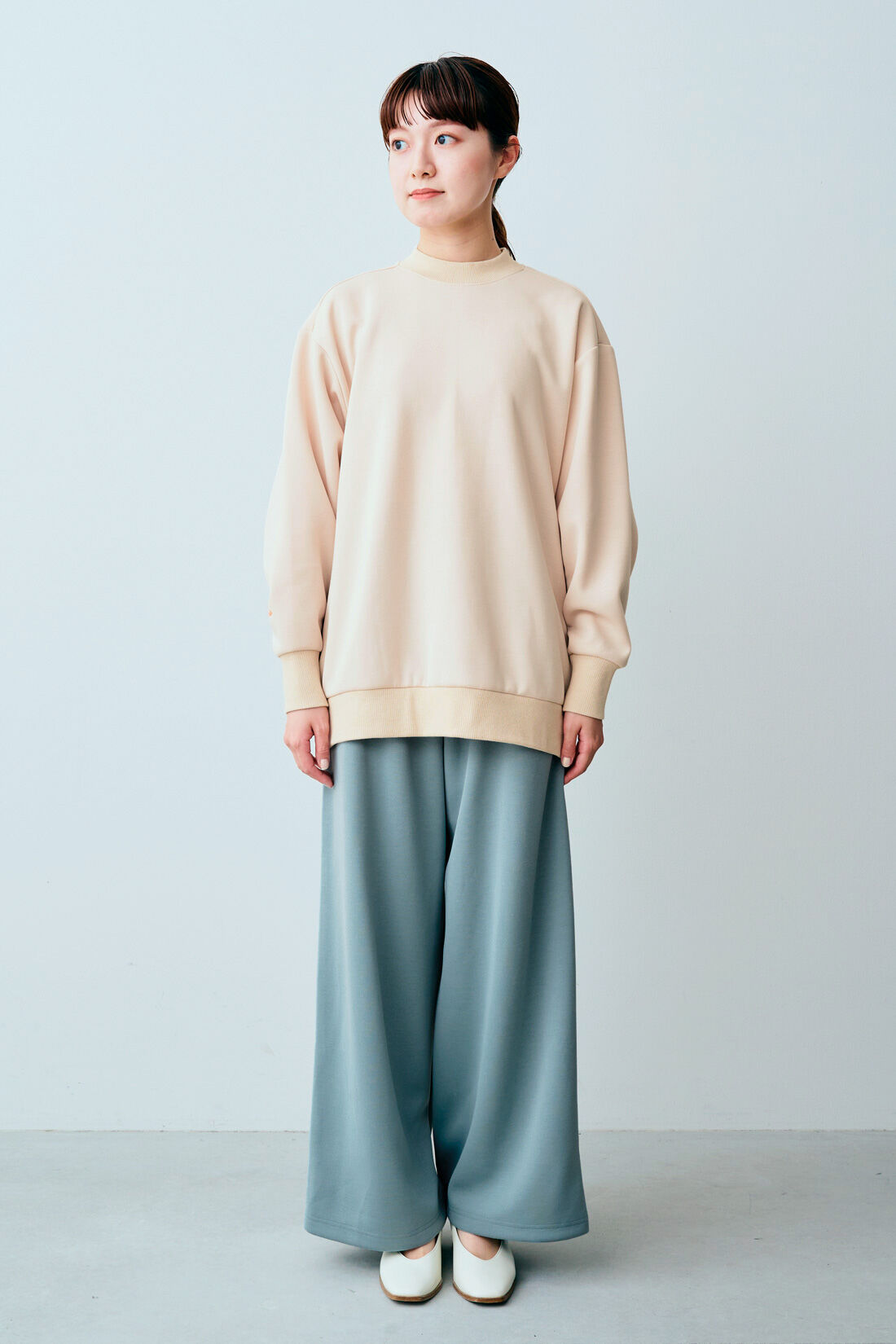 Real Stock|IEDIT[イディット]　フォトグラファー花盛友里さん×IEDIT[イディット]　デザインスウェットトップス＆イージーワイドパンツセット〈ベージュ×グリーン〉|モデル身長：163cm　着用サイズ：M