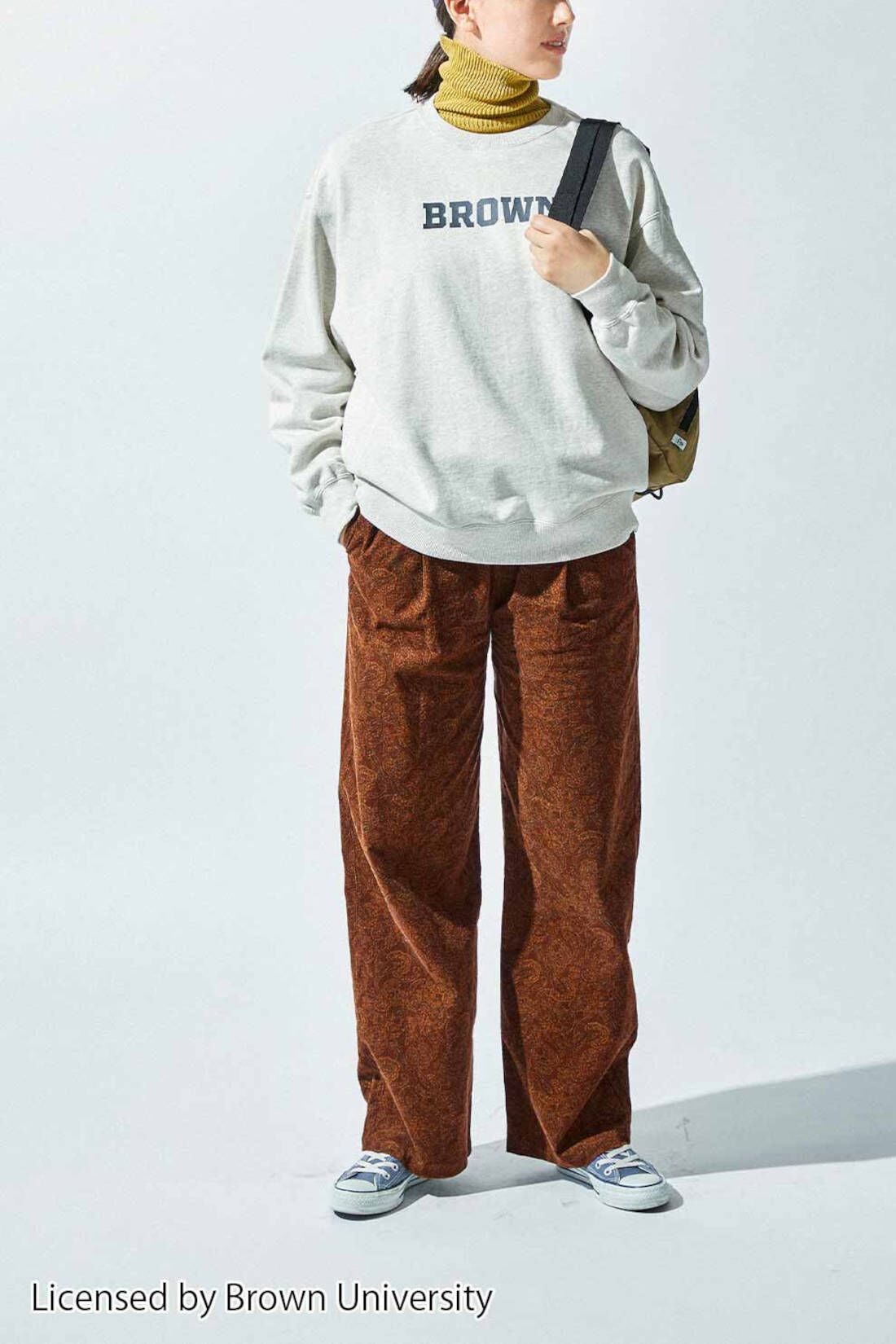 Real Stock|THREE FIFTY STANDARD　ペイズリー柄の細コールパンツ〈ブラウン〉|ボーイズライクなカレッジトレーナーに、きれいなストレートシルエットのパンツをプラス。肩の力がほどよく抜けた、大人のトラッドカジュアル。