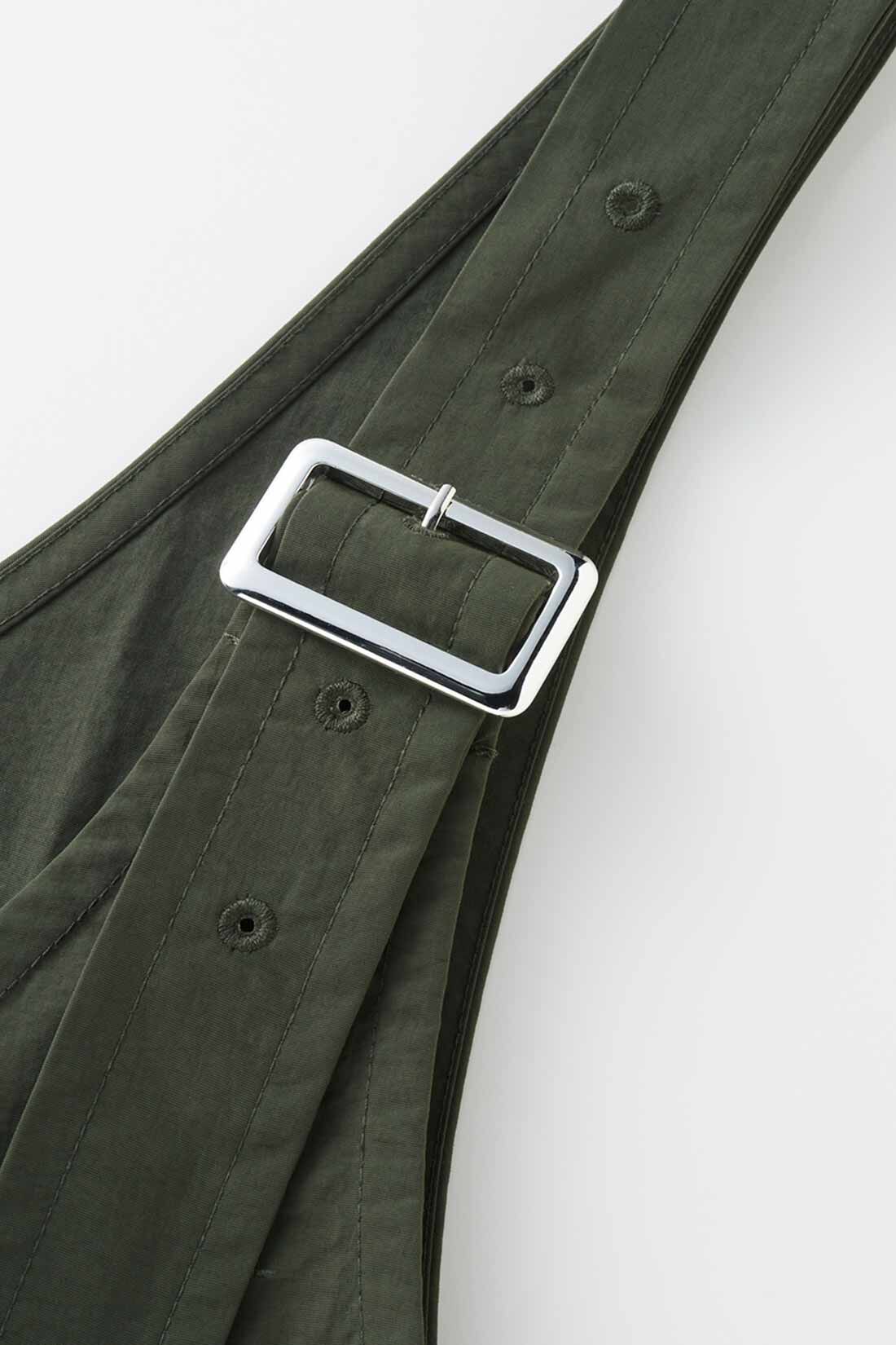 Real Stock|IEDIT[イディット]　WOODSコラボ カットソートップス＆撥水（はっすい）ジャンスカセット〈ブラック×カーキ〉|シルバー調の大きめバックルで丈調節が可能。