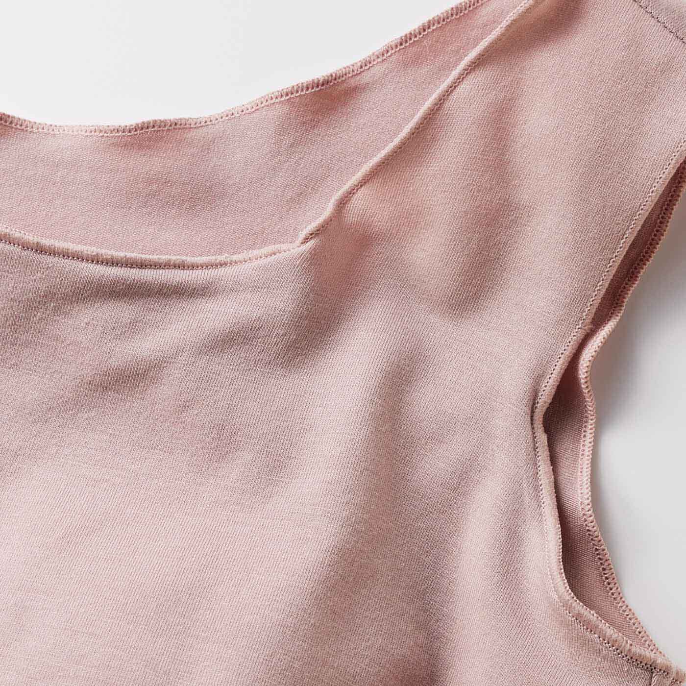 Real Stock|綿レーヨンとろのび素材の締め付けないリラックス時間 ブラインナー〈ピオニーピンク〉|衿とアームくり、すそはメロウ始末で締め付け感のないソフトな着け心地。