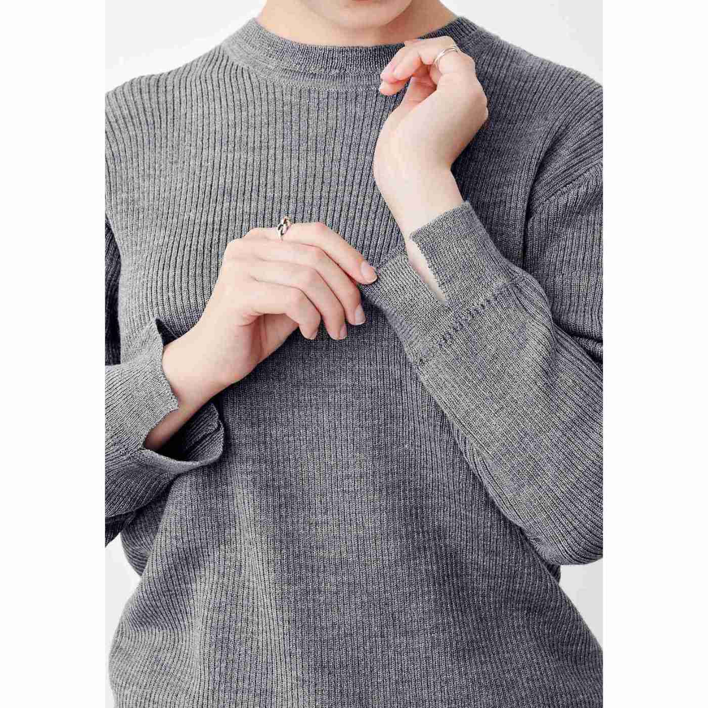 Real Stock|【高山都さんコラボ】MEDE19F　マイベーシックニットプルオーバー〈グレー〉|衿や袖のリブにはガーター編みをプラスしてアクセントに。プルオーバーの袖口にはスリット入り。
